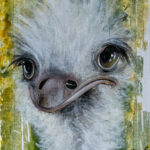 Vogelstrauß-Acrylmalerei, Dargestellt ist der Kopf eines Baby-vogelstrauß, der fragend in die Welt schaut. Der Hintergrund ist in grün, gelb gehalten. Auf der Website Haas-Art, Tierwelt zu finden.